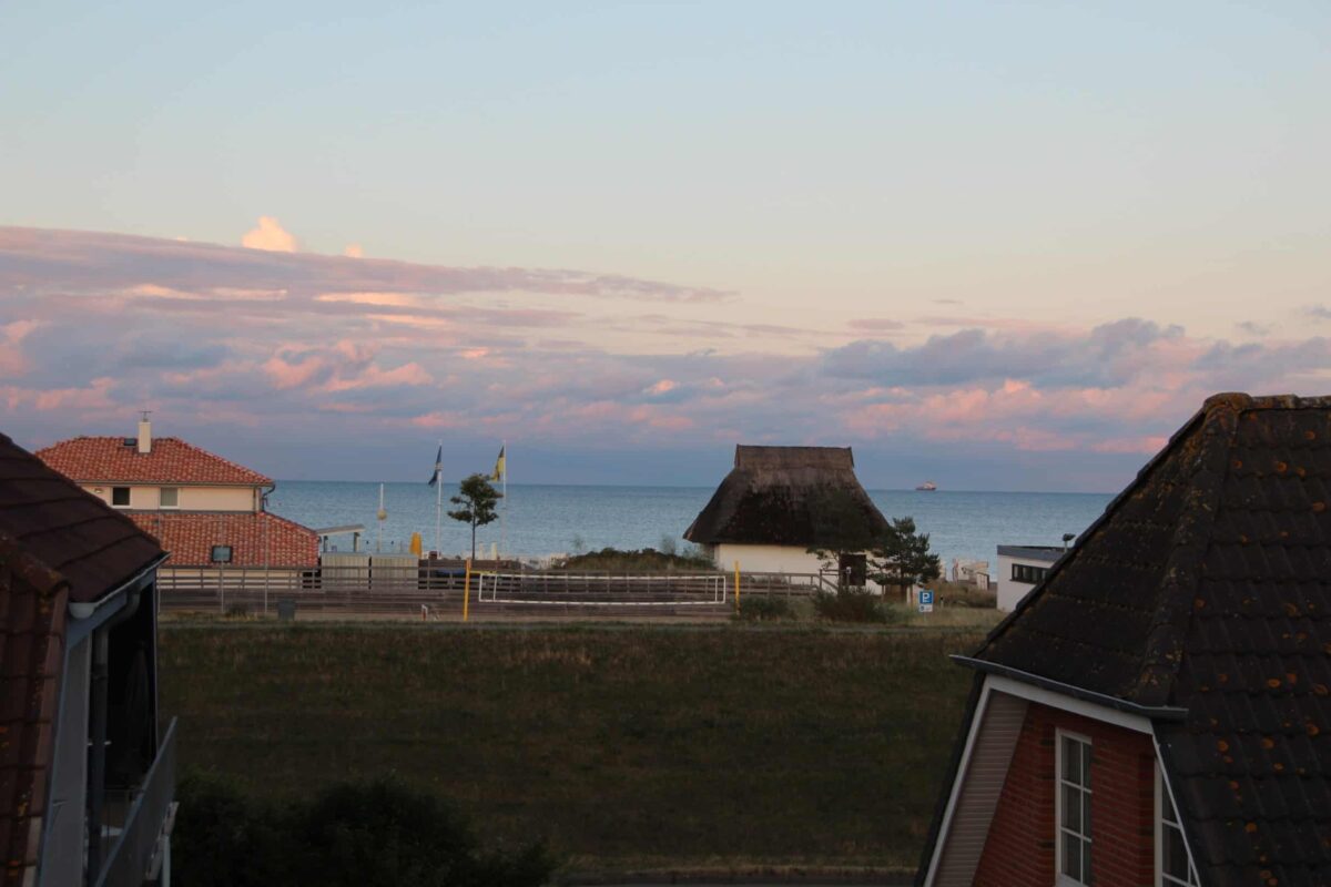 Meerblick mit Reetdachhaus