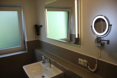 Milchglas oder Plissee (Penthouse) schützt im Bad vor neugierigen Blicken. Blickgeschütztes Badezimmer