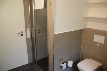 Große bodentiefe Dusche und viel Ablagefläche im Badezimmer in allen Wohnungen