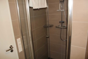 Große bodentiefe Echtglas-Dusche (1,00 m/1,50 m breit) Bodentiefe Glas-Dusche