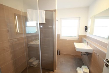 Die bodentiefe Glas-Dusche im Penthouse ist 1,50 m breit und hat eine extragroße Tür Große Dusche