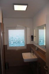 Das Plissee im Penthouse schützt bei Bedarf vor neugierigen Blicken Sichtschutz Badezimmer